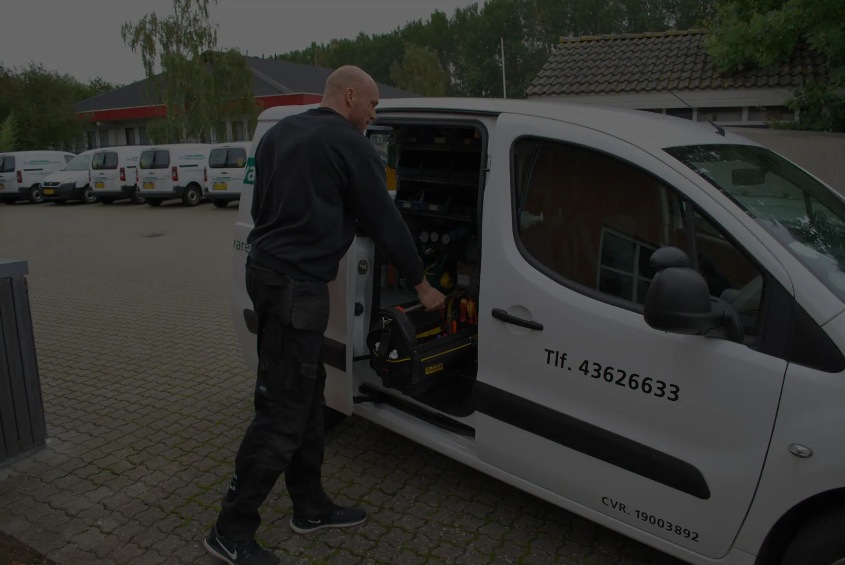 Servicetekniker henter værktøj i servicevognen