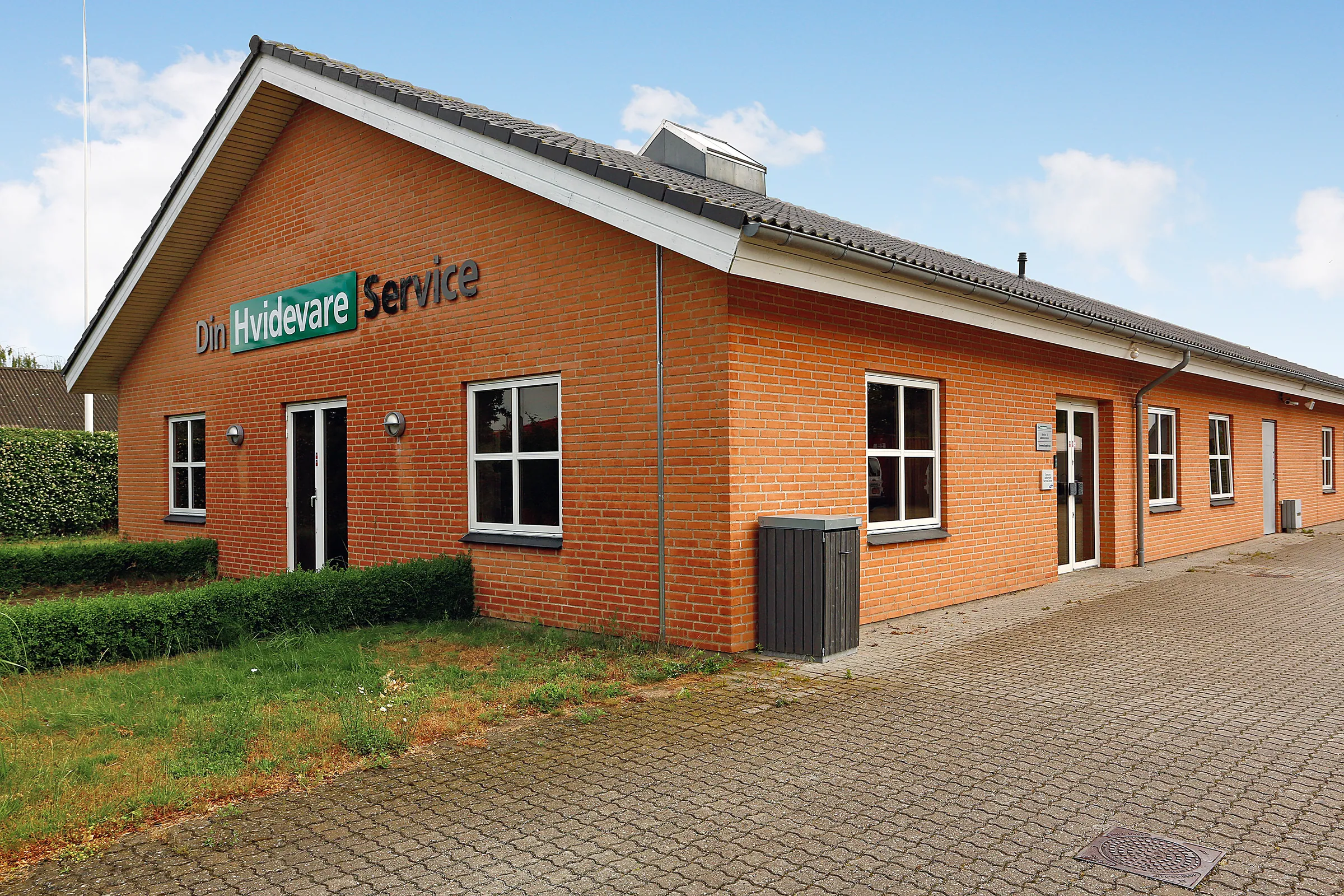The Din Hvidevare Service building on Mågevej in Hvidovre