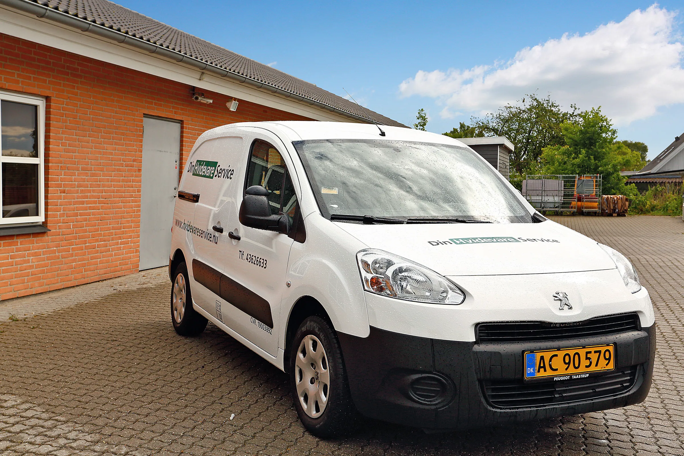 White Din Hvidevare Service van in front of the company building