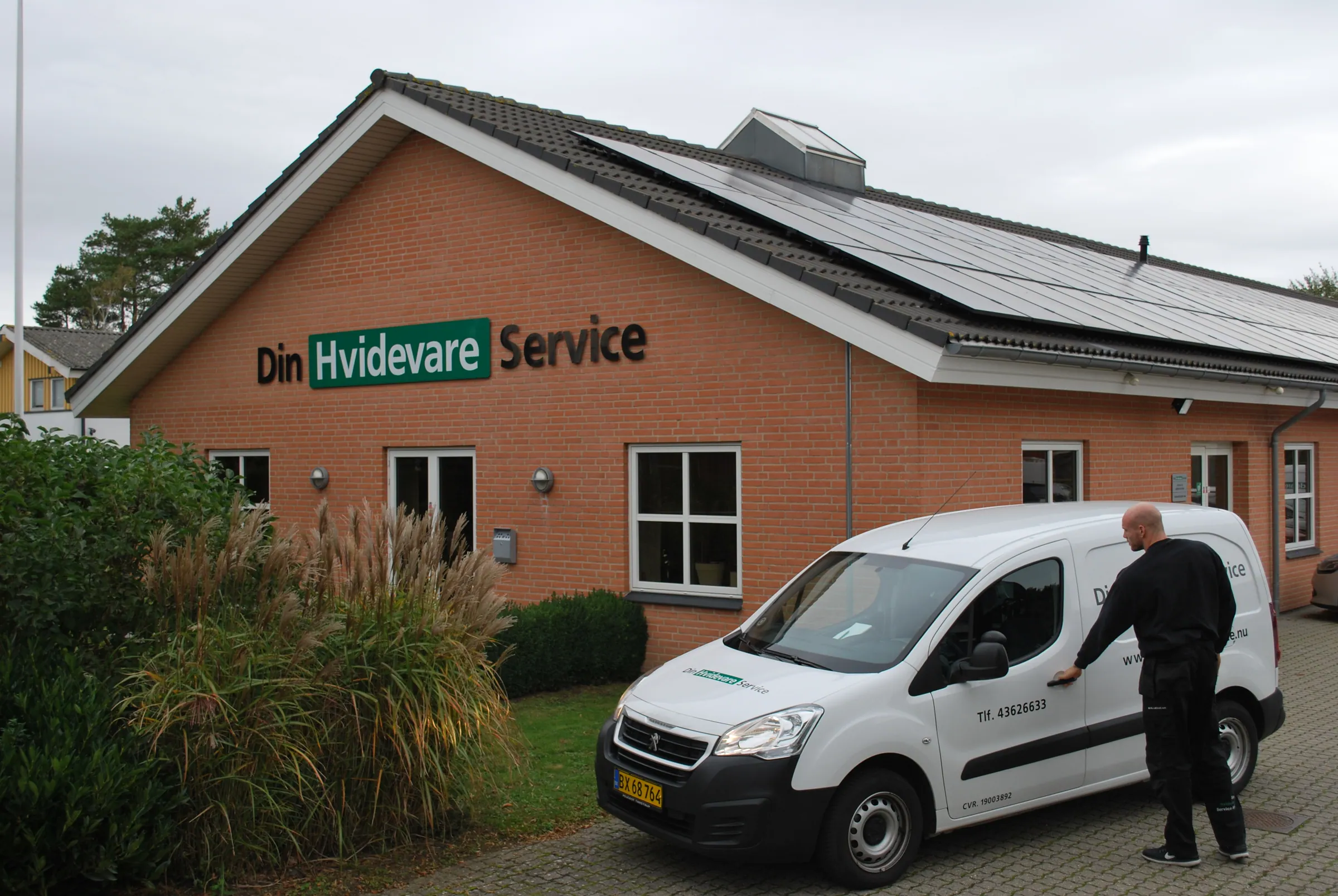 Service technician at the service van outside Din Hvidevare Service