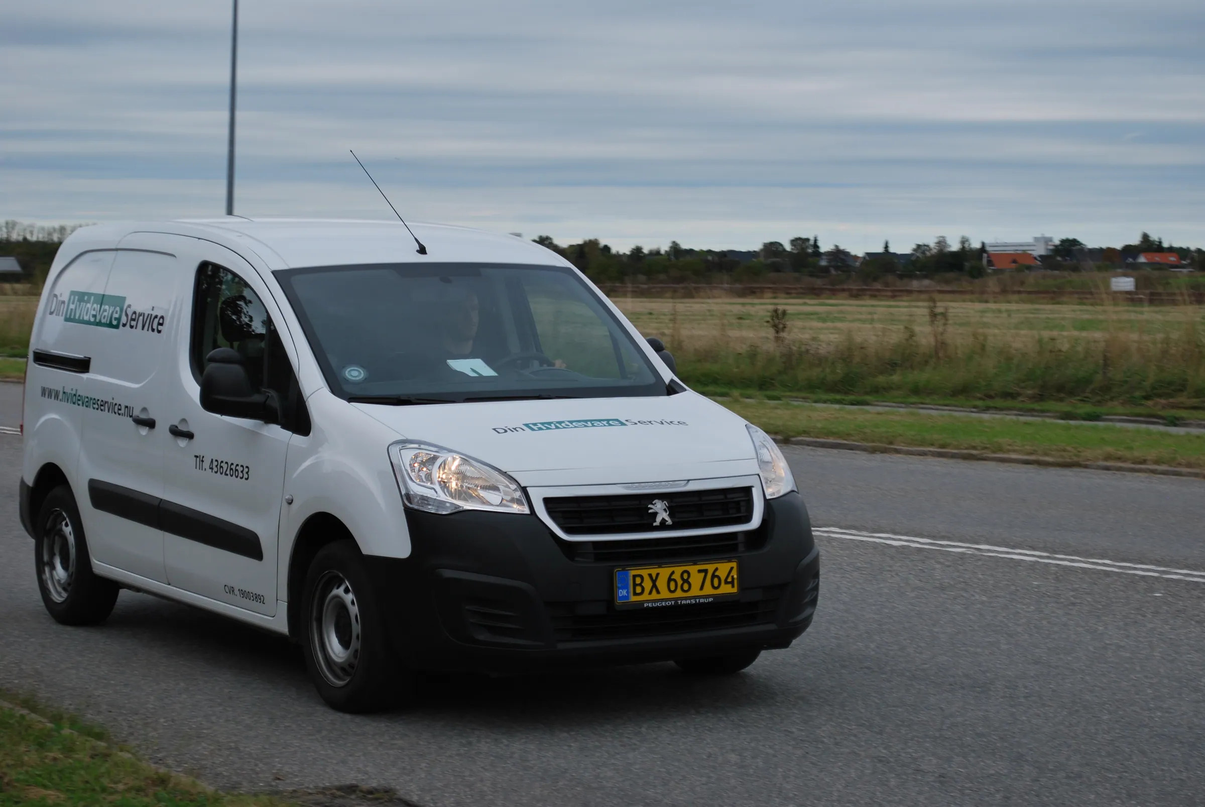 Din Hvidevare Service van on its way to a customer